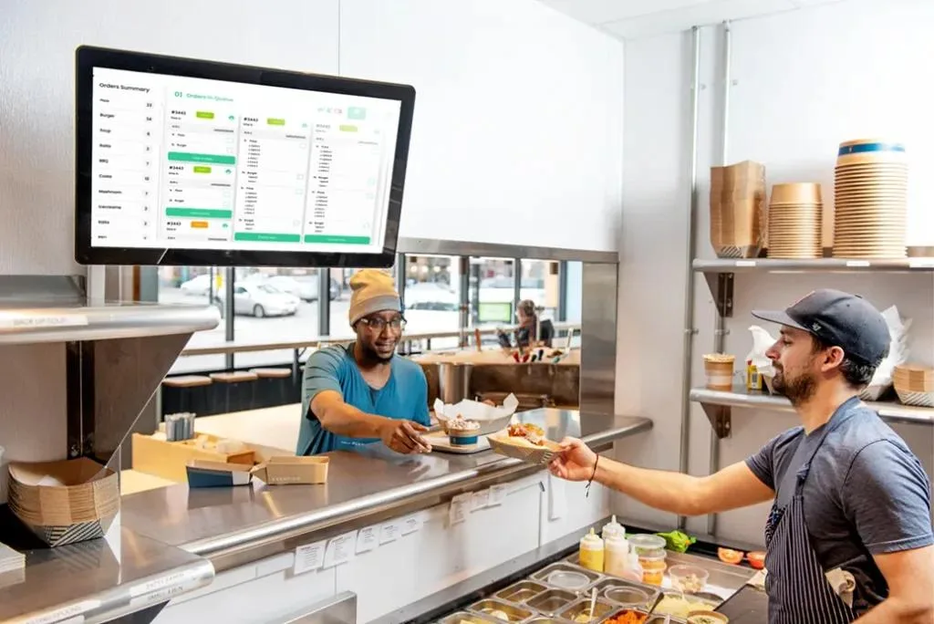 Un restaurante en Reino Unido usando KDS de Kayana para verificar pedidos activos y pendientes